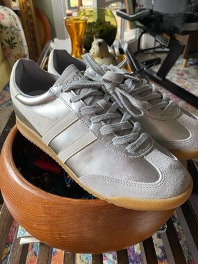 Gola Men's Metallic Silver and Gum Sole Sneakers Size 10